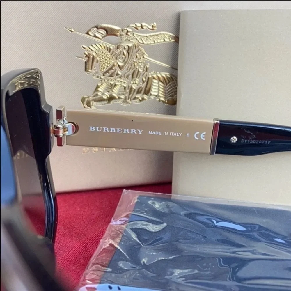 🕶️ New Burberry Iconic Tartan Plaid Sunglasses 🕶️ - Picture 8 of 16